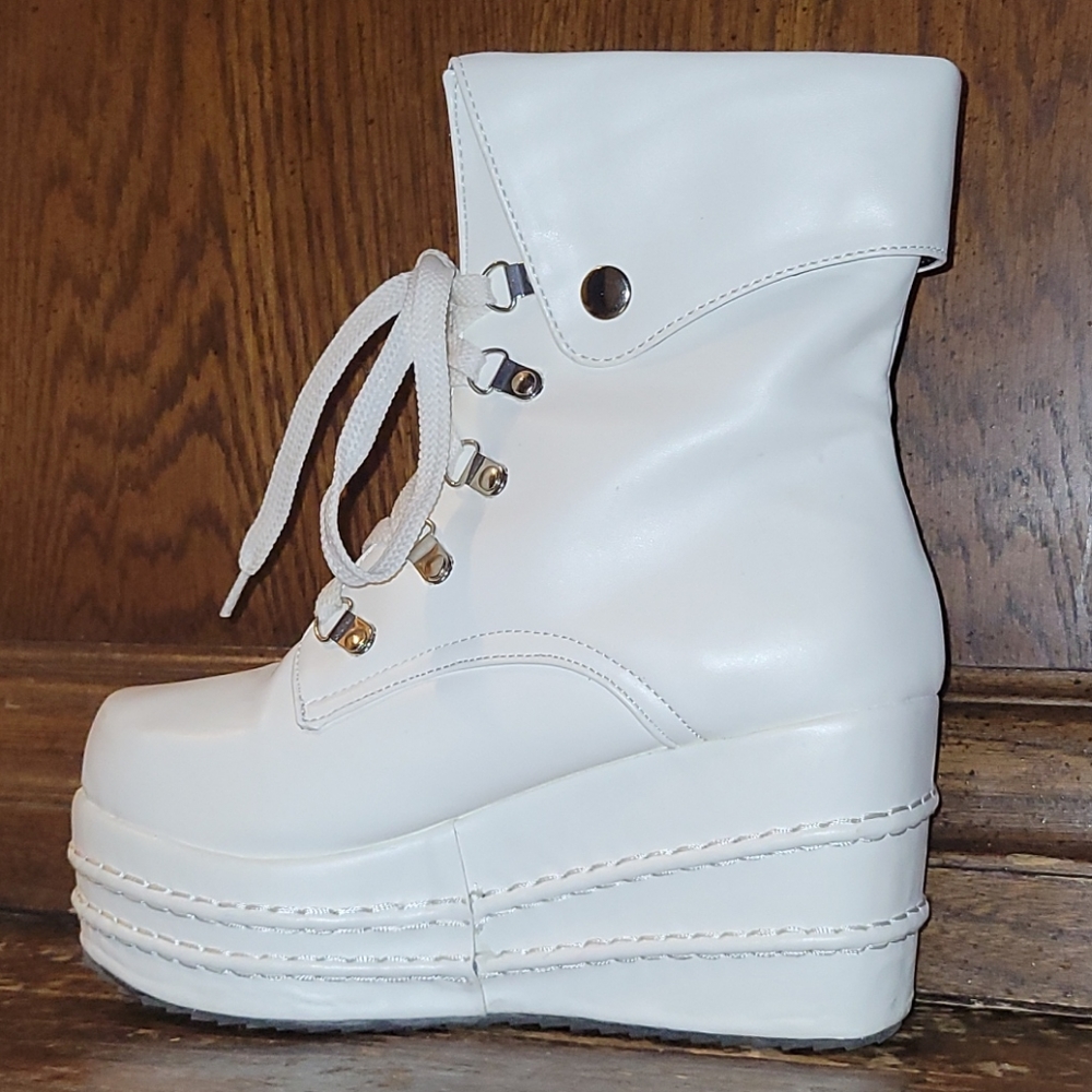 Boots - Picture 3 of 4